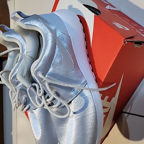Nike Roshe One silver sneakers - Picture 3 of 4